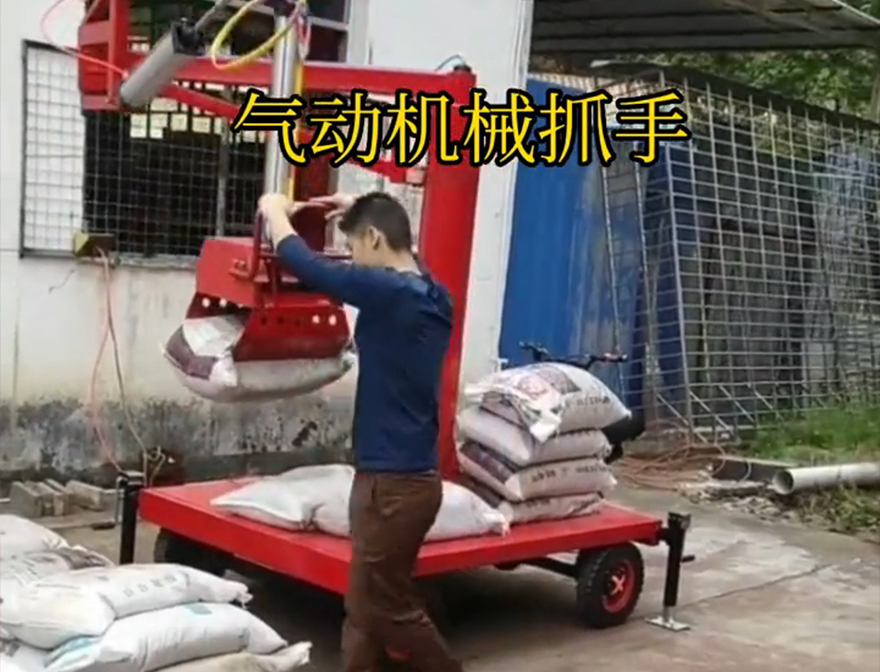 灵寿县机械抓手图片灵寿县气动吊砖价格机械抓手助力机械臂机械抓手青储搬运机